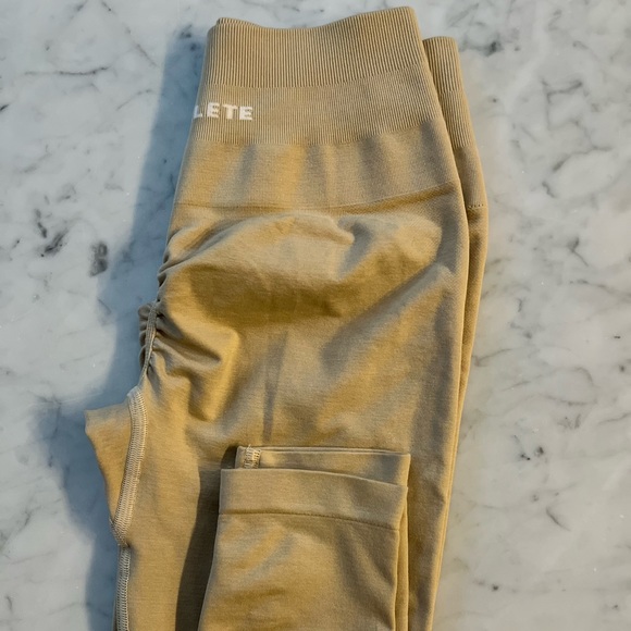 Alphalete Amplify Leggings in Hazelnut - Picture 3 of 6